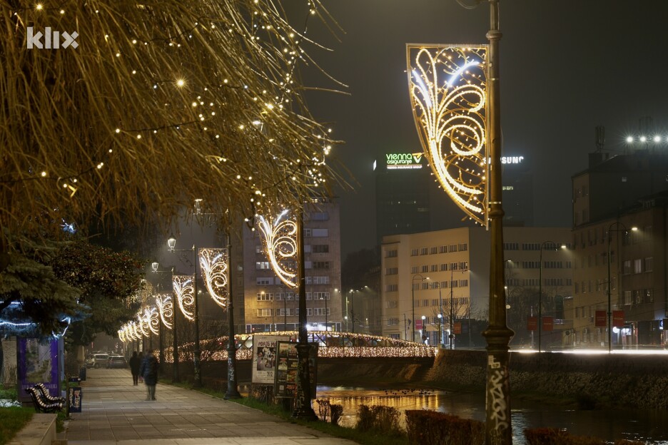 Praznična dekoracija postavljena je i duž šetnice Obala Maka Dizdara (Foto: I. Š./Klix.ba)
