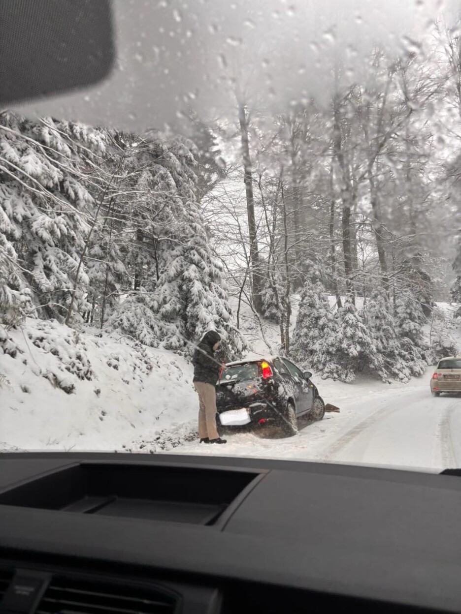 Na Sljemenu pada snijeg te je došlo i do saobraćajne nesreće (Foto: Facebook)