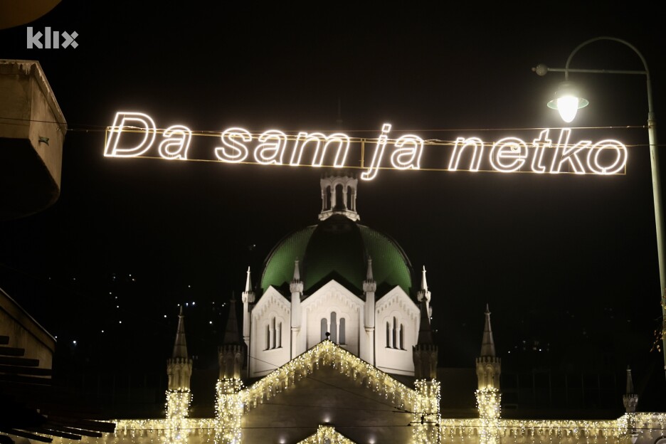 Na instalacijama koje su postavljene u ovoj ulici ispisani su stihovi pjesme 