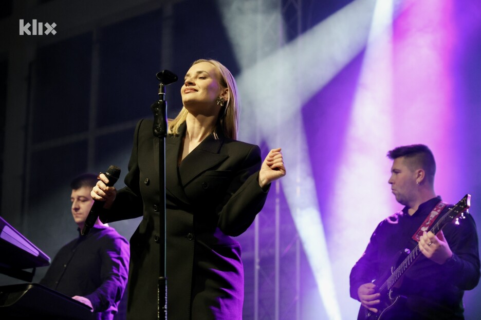 Šejla Zonić je u Hadžićima priredila sjajan koncert (Foto: I. Š./Klix.ba)