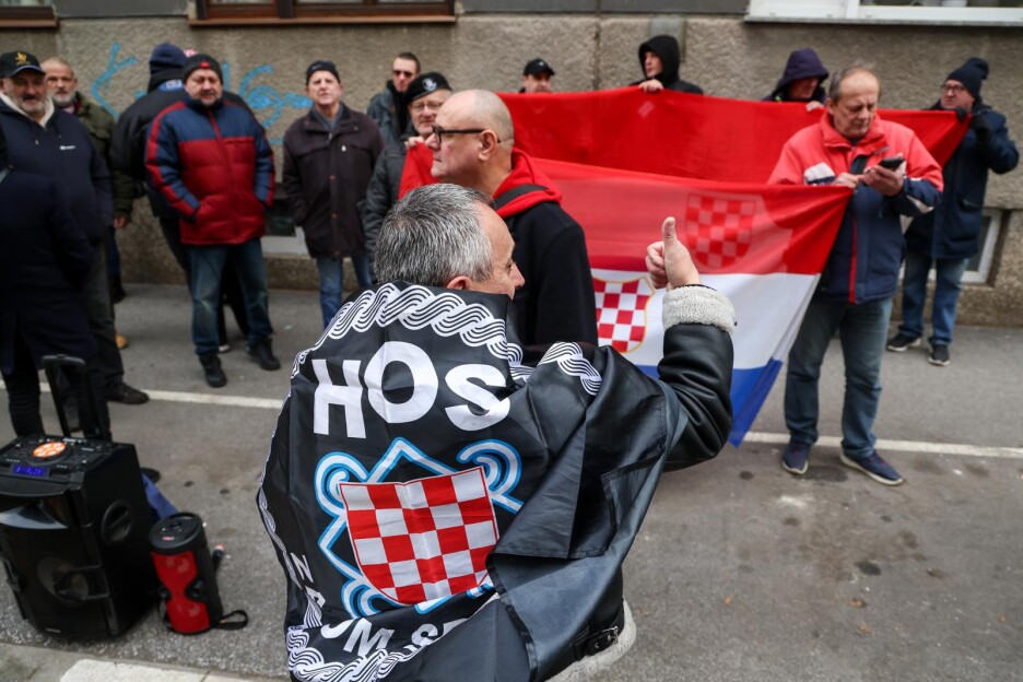 Zastava HOS-a na okupljanju desničara ispred kuće gradonačelnika Zagreba (Foto: Igor Kralj/Pixsell)
