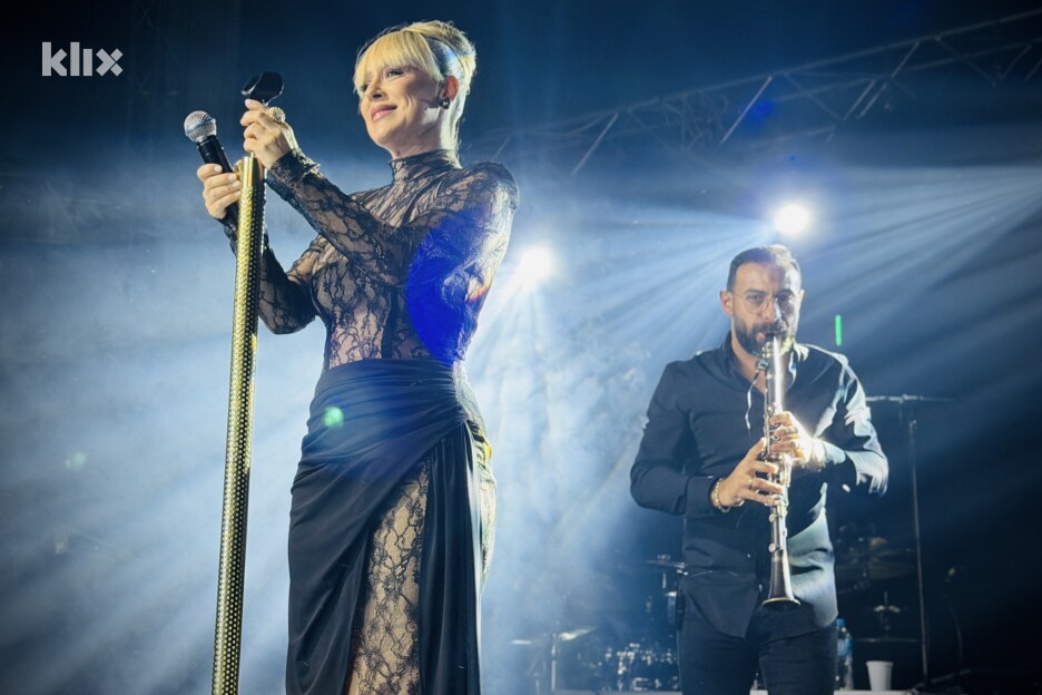 Slađa je kombinaciju upotpunila zlatnim prstenovima, kao i crnim naušnicama (Foto: A. K./Klix.ba)