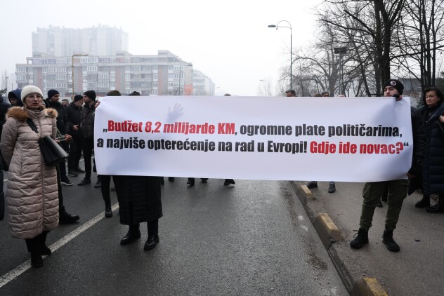 Protesti radnika i poslodavaca ispred Vlade FBiH (Foto: I. L./Klix.ba)