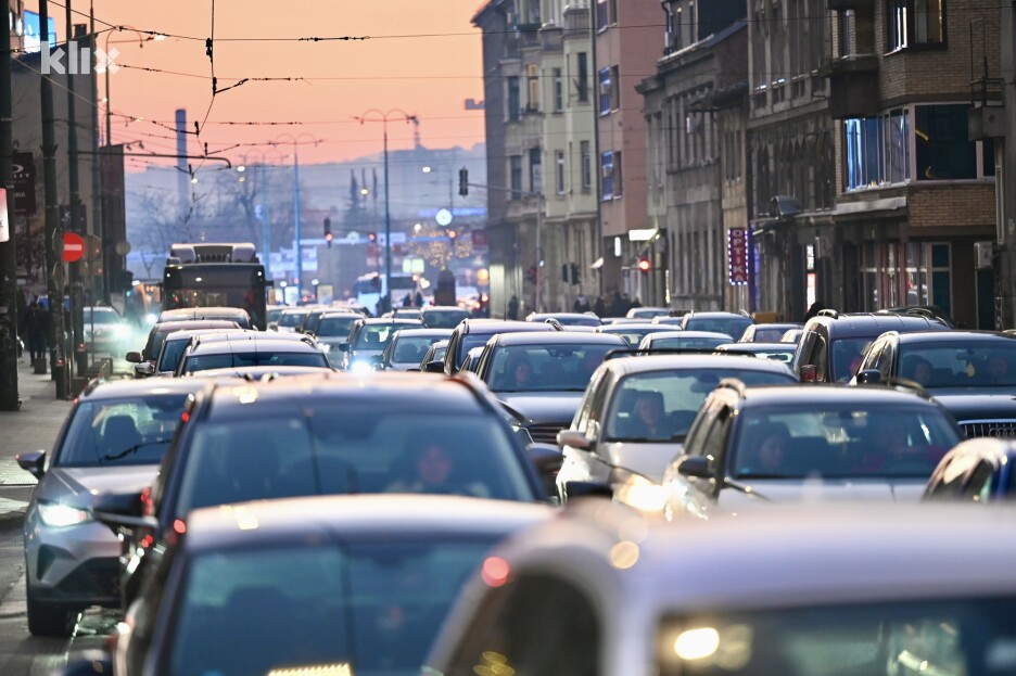 Ogromna gužva duž cijelog grada (Foto: T. S./Klix.ba)