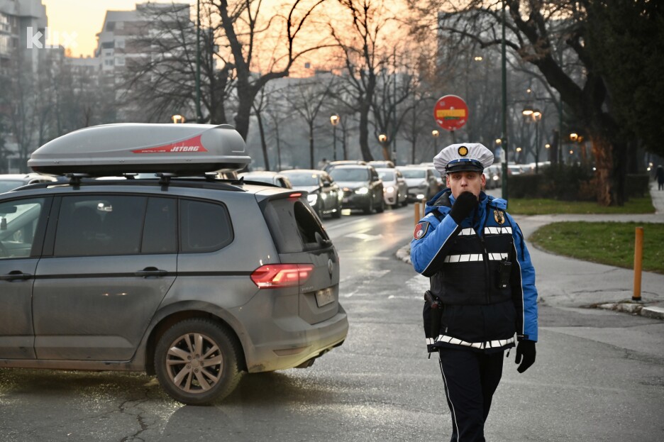 Policija reguliše saobraćaj na pojedinim raskrsnicama (Foto: T. S./Klix.ba)