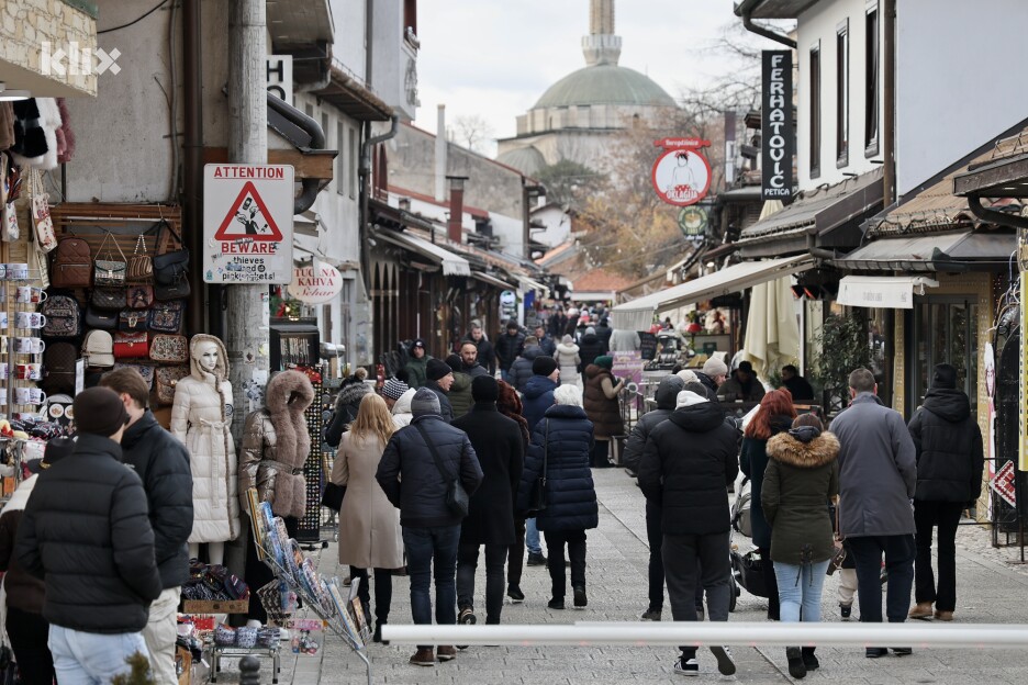 Vedri dan turisti su iskoristili za šetnju i obilazak znamenitosti (Foto: I. Š./Klix.ba)