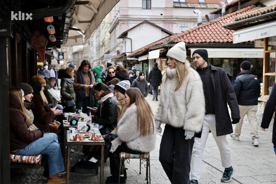 Mnogima nije smetala hladnoća pa su sjedili u baštama ugostiteljskih objekata (Foto: I. Š./Klix.ba)