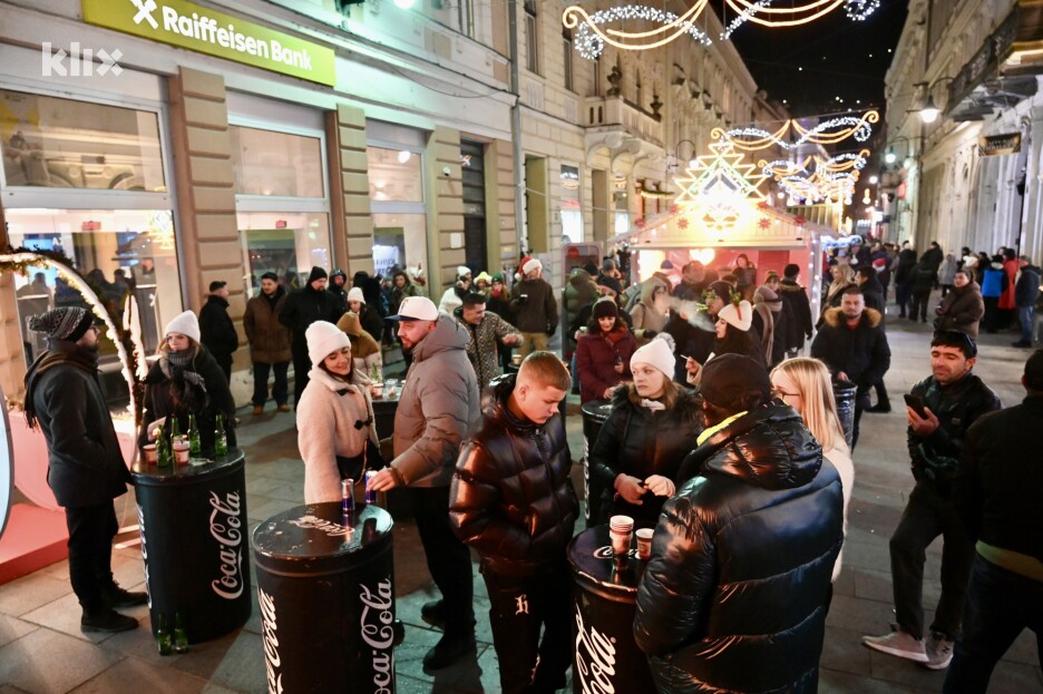 Uz dinamične numere Brown Sugar RnB rasplesao je okupljene građane (Foto: S. S./Klix.ba)