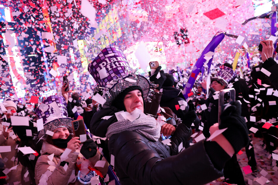 New York je tradicionalno proslavio Novu godinu uz novogodišnju kuglu i konfete (Foto: Reuters)