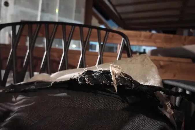 Pocijepan namještaj nakon eksplozije i požara u baru (Foto: Švicarska policija)