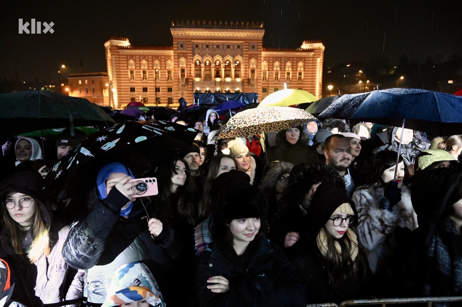 Publika je pratila nastup uprkos kiši i snijegu (Foto: T. S./Klix.ba)