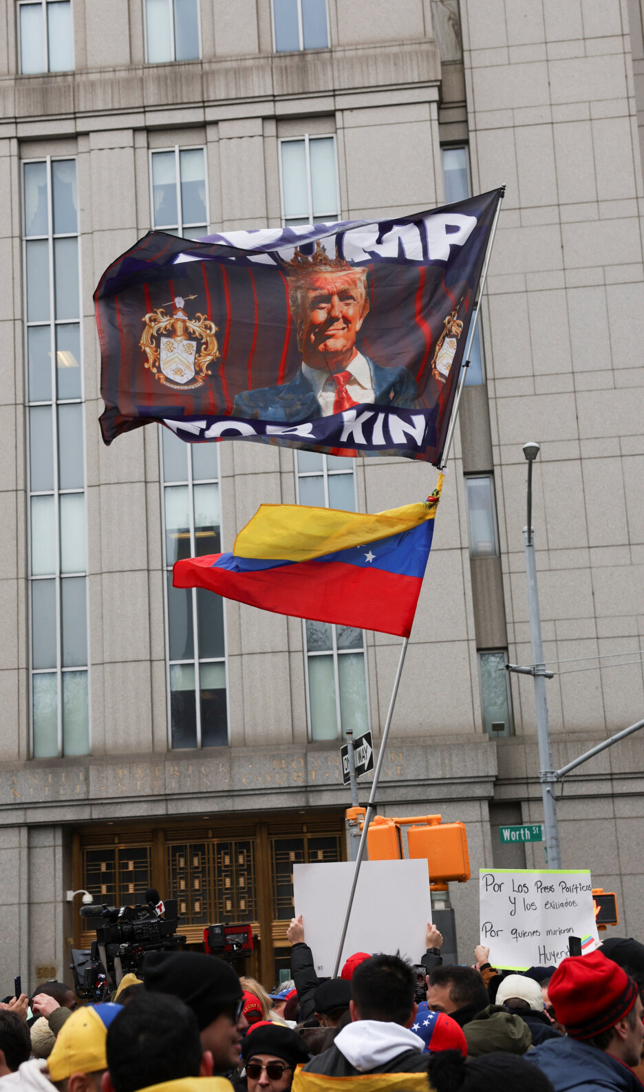 Dvije grupe demonstranata su se okupile ispred sudnice u New Yorku povodom suđenja (Foto: Reuters)