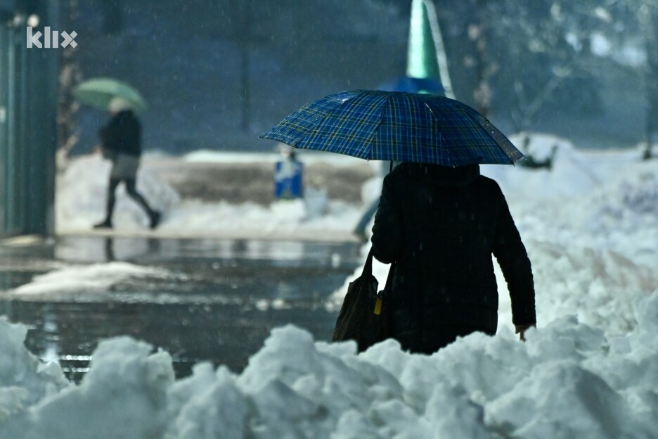 Obilne snježne padavine donijele su velike probleme u glavnom bh. gradu za vozače i pješake (Foto: V. D./Klix.ba)