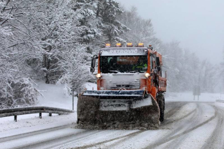 Snijeg u Hrvatskoj je uglavnom donio probleme na saobraćajnicama (Foto: Index.hr)