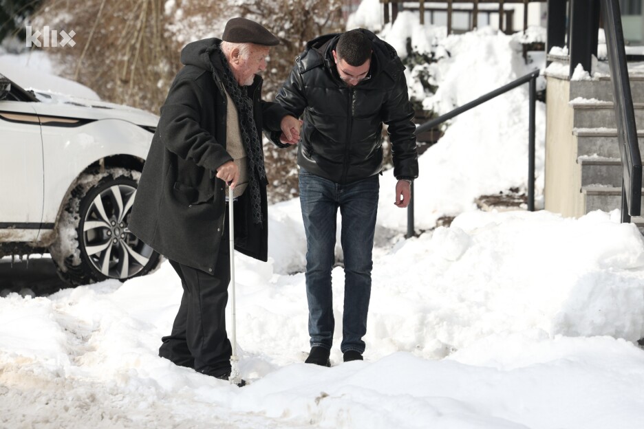 Starijima je potrebna pomoć jer pješačke staze nisu očišćene (Foto: S. S./Klix.ba)