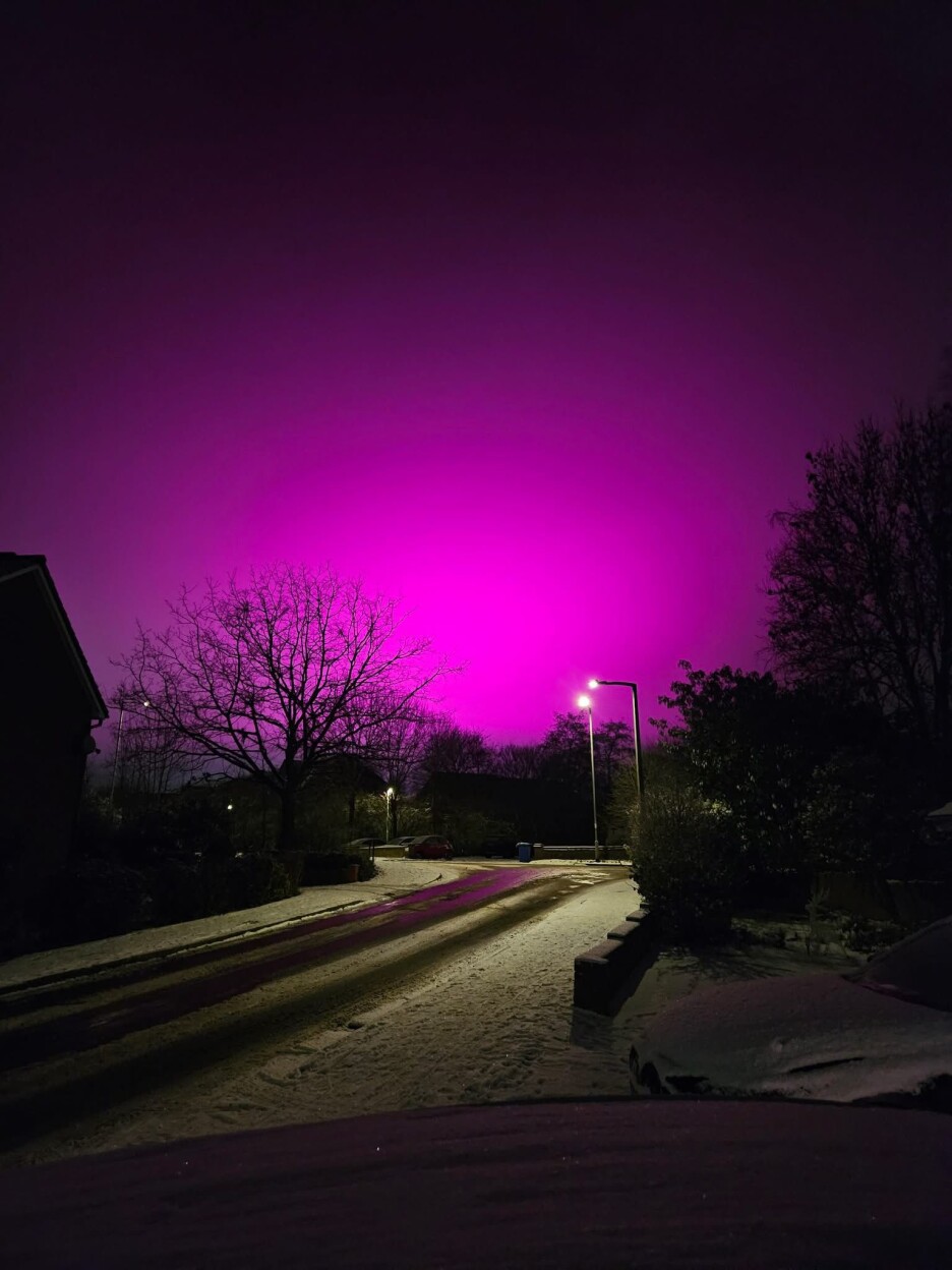 Zanimljivo je da se boja pojavila u isto vrijeme kada je i snijeg počeo padati u ovom gradu (Foto: Mreža X)