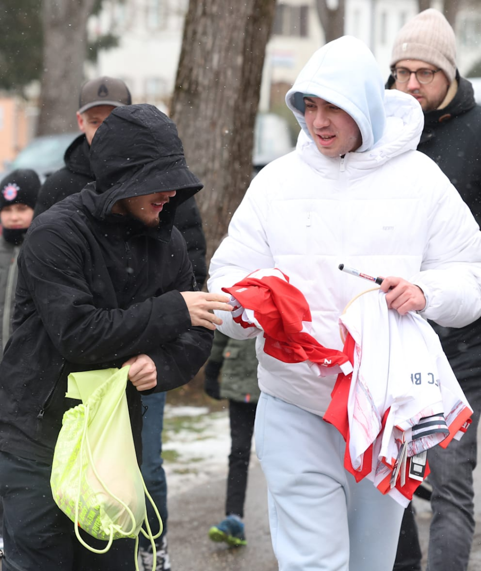 Karl je jednom od navijača poklonio dres (Foto: Dennis Brosda)