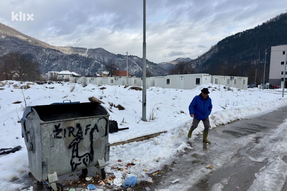 Prostor jablaničkog naselja gdje su smješteni i kontejneri (Foto: I. Š./Klix.ba)