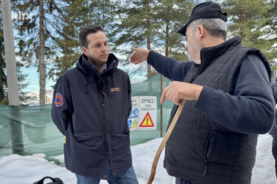 Premijer KS Nihad Uk u razgovoru s mještanima (Foto: I. Š./Klix.ba)