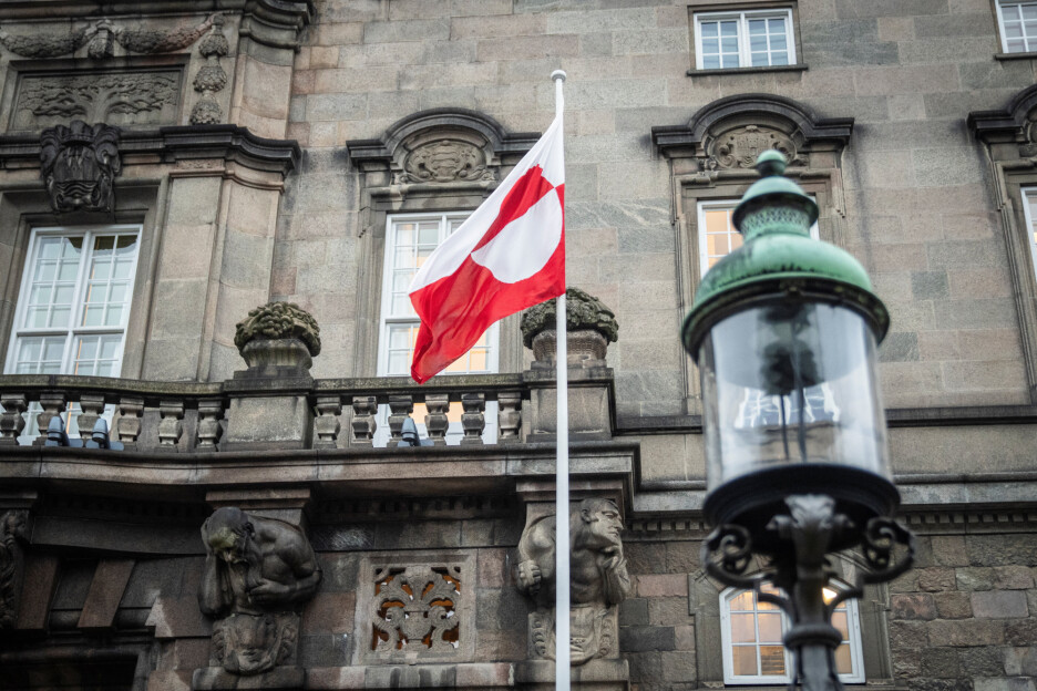 Zastava Grenlanda ispred Parlamenta Danske (Foto: Reuters)