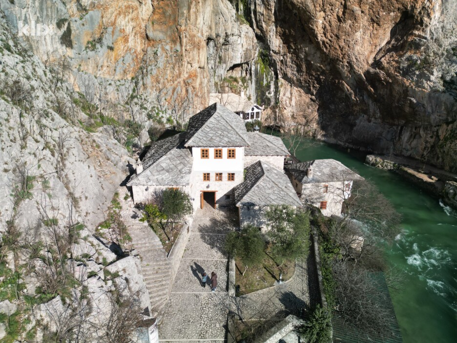 Vrelo Bune okruženo je visokim liticama koje dodatno uljepšavaju ljepotu ove lokacije (Foto: J. B./Klix.ba)