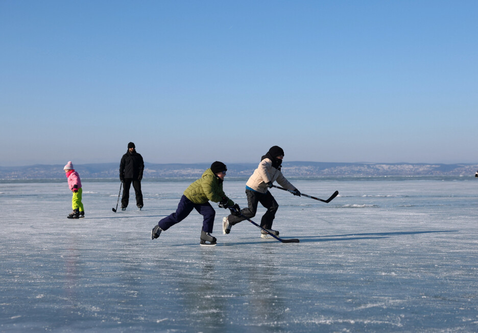 Mališani uživaju u igri na ledu (Foto: Reuters)