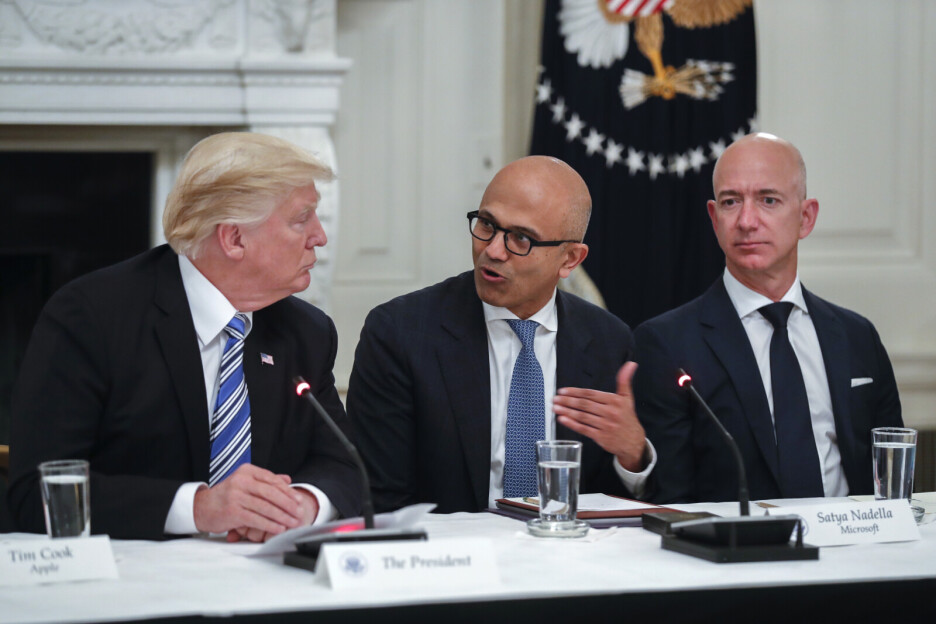 Donald Trump, izvršni direktor Microsofta Satya Nadella i vlasnik Amazona Jeff Bezos 2017. godine (Foto: EPA-EFE)