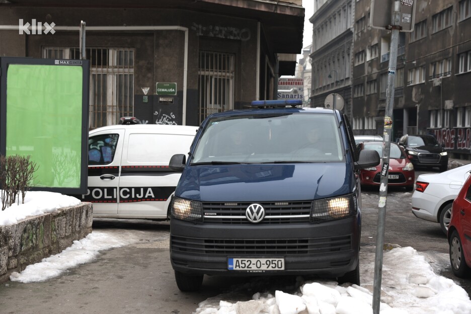 Pripadnici MUP-a KS, po nalogu Tužilaštva KS, vrše pretres (Foto: S. S./Klix.ba)