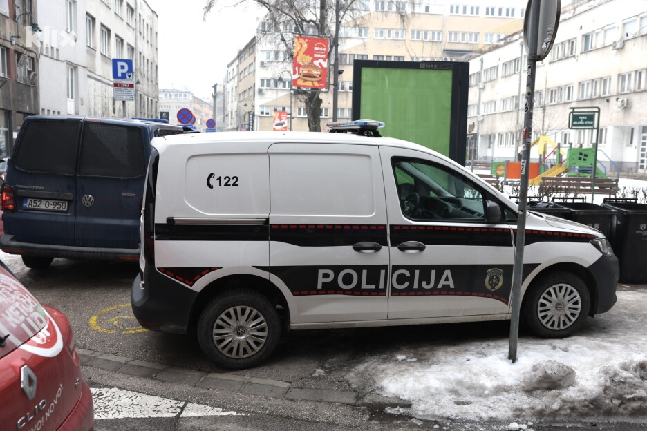 Veliki broj policajaca stigao je na pretres zajedno s Muhamedom Ajanovićem (Foto: S. S./Klix.ba)