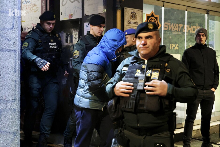 Muhamed Ajanović u pratnji specijalaca napustio ordinaciju u Sarajevu (Foto: I. Š./Klix.ba)