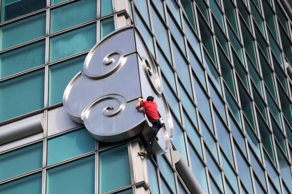 Na vrh se penjao oslanjajući se na strukturu građevine (Foto: AP)