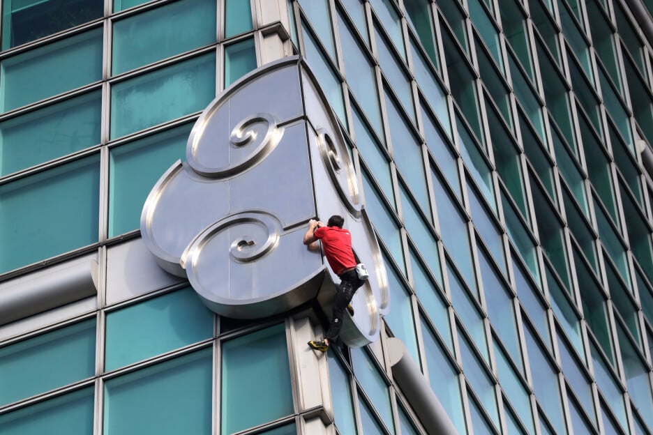 Na vrh se penjao oslanjajući se na strukturu građevine (Foto: AP)