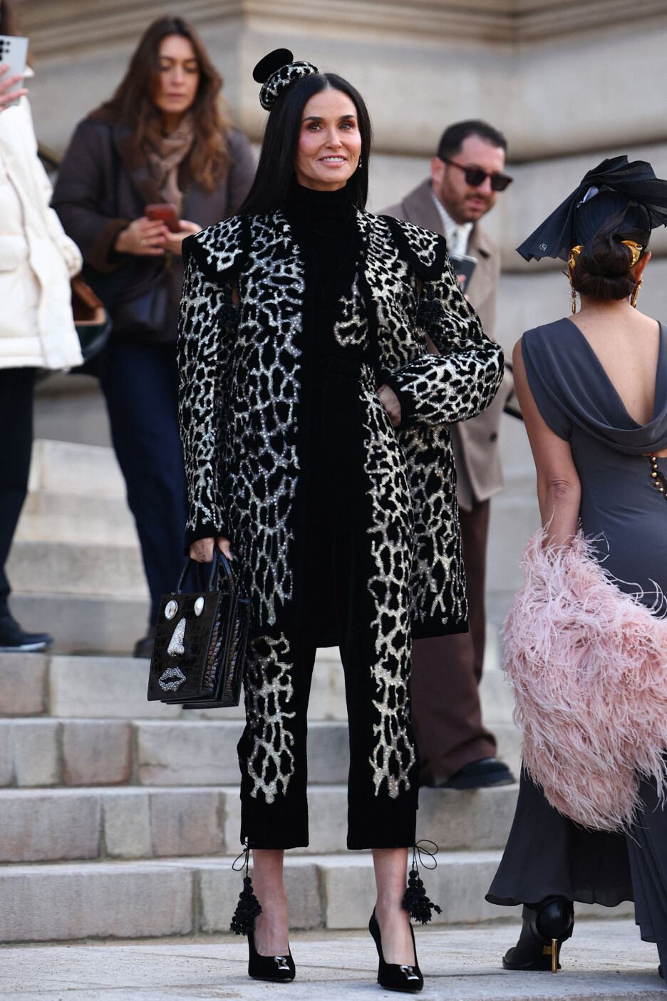Crna torbica i elegantne cipele na petu zaokružile su outfit (Foto: Reuters)