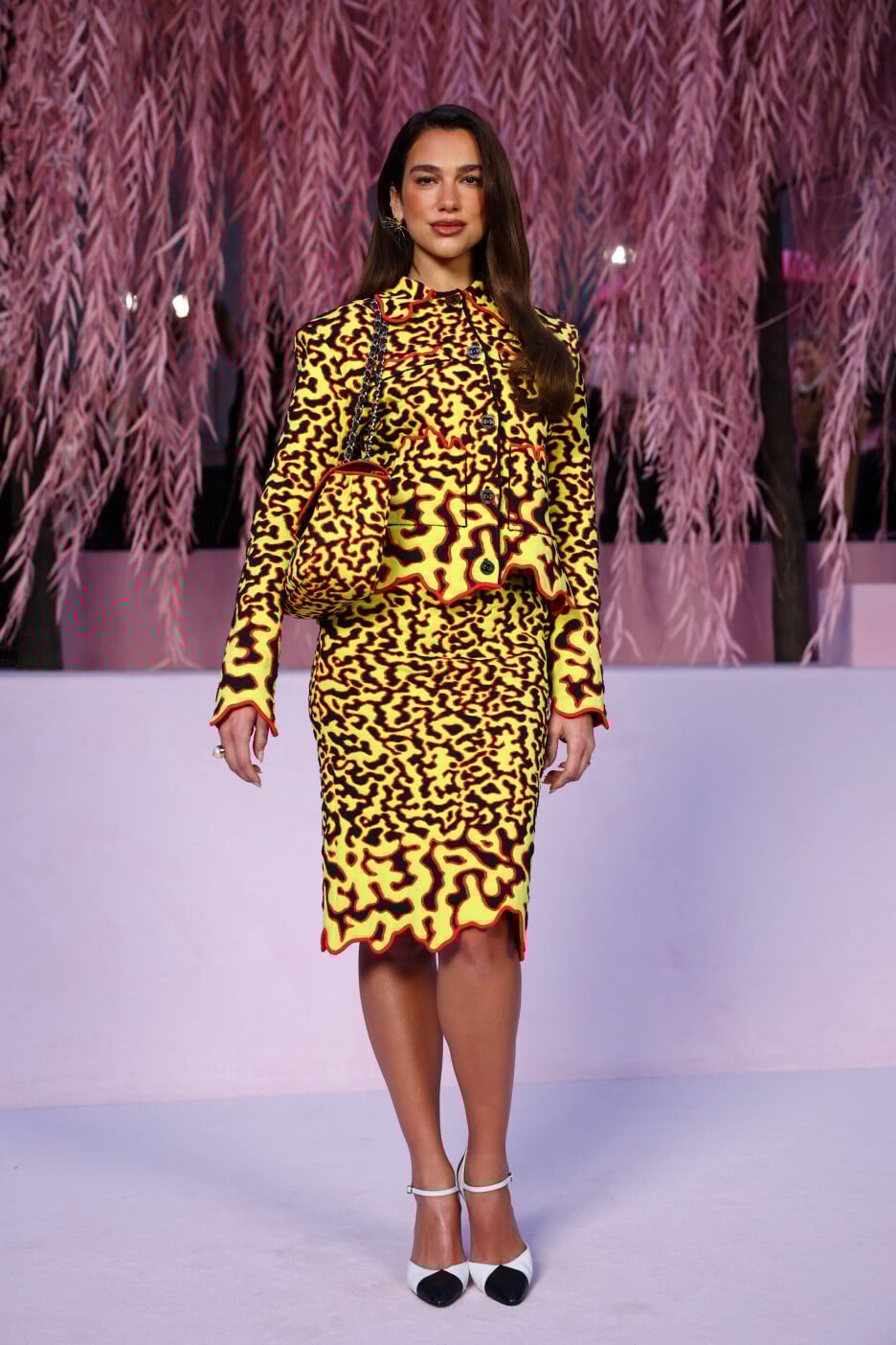 Lipa kombinoi një set dhe një çantë me të njëjtin print të pazakontë (Foto: Reuters)