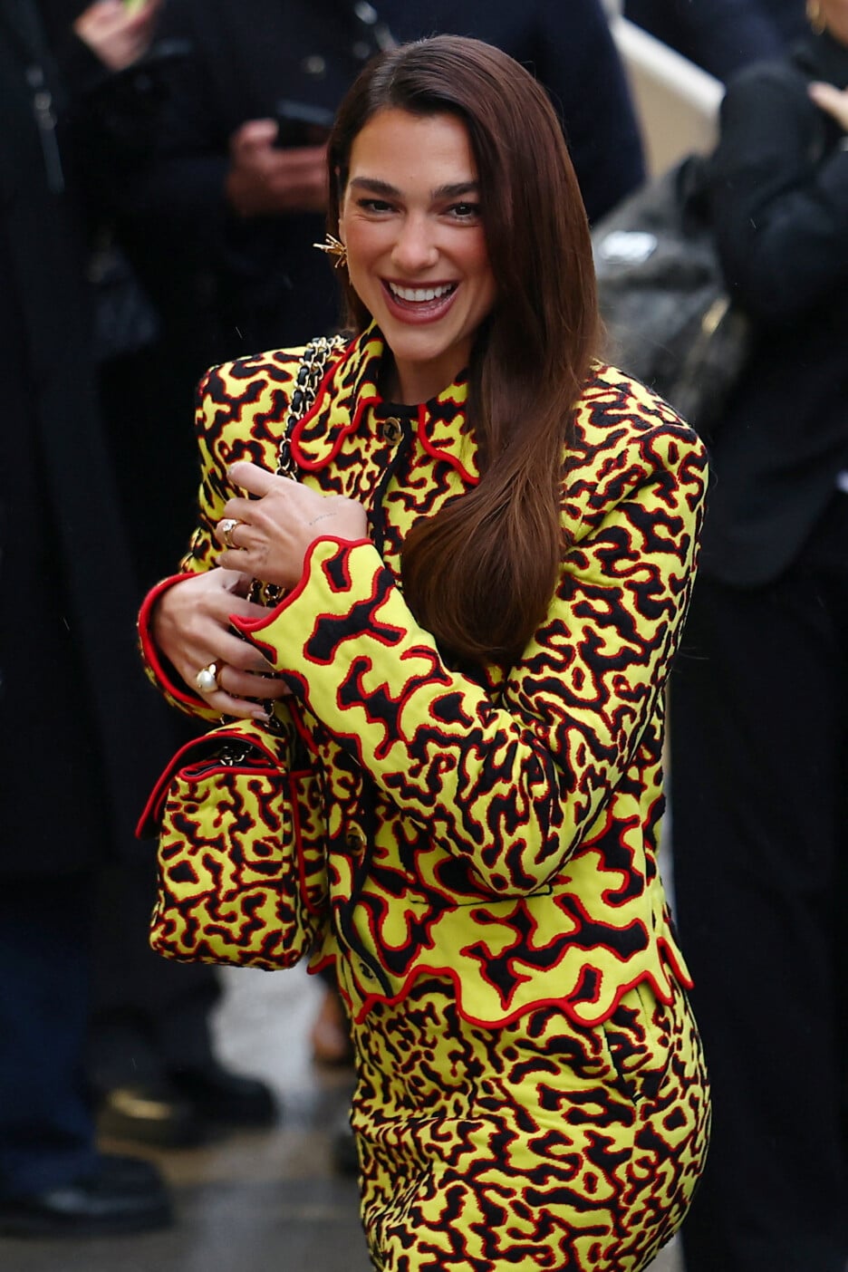 Lipa kombinoi një set dhe një çantë me të njëjtin print të pazakontë (Foto: Reuters)