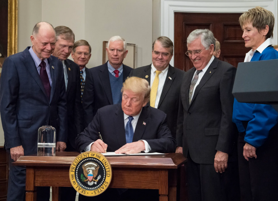 Trump prilikom potpisivanja direktive o svemiru (Foto: NASA/Aubrey Gemignani)
