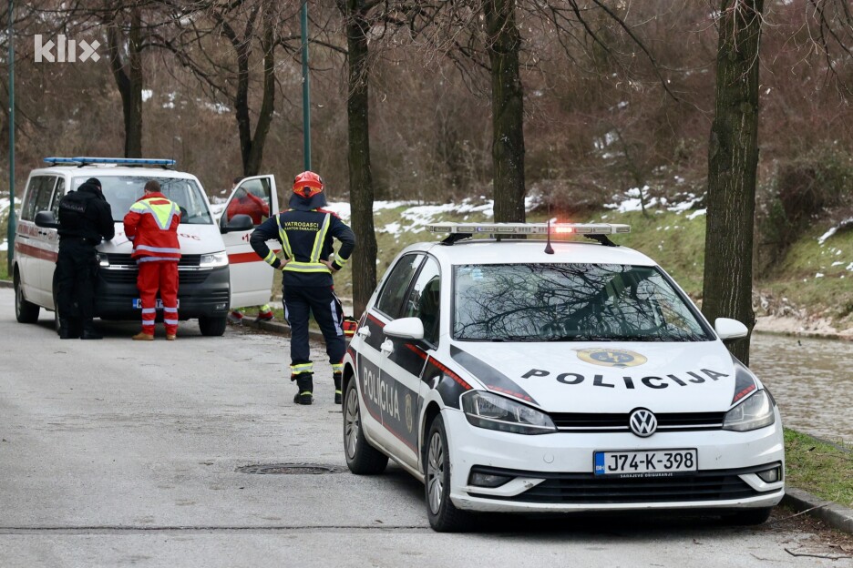 Na terenu su policijski službenici te timovi vatrogasaca i hitne pomoći (Foto: S. S./Klix.ba)