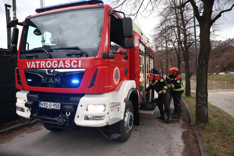 Na terenu su policijski službenici te timovi vatrogasaca i hitne pomoći (Foto: S. S./Klix.ba)
