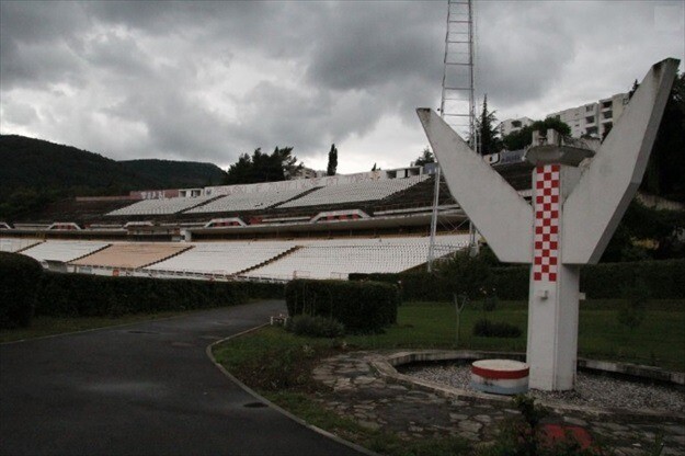 Spomeniku su nakon rata dodana hrvatska obilježja