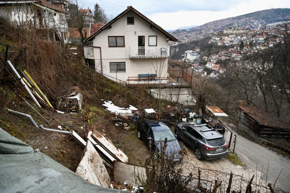 Na mjestu se može vidjeti kako je do odrona došlo u blizini kuća, zemljišta i automobila (Foto: T. S./Klix.ba)