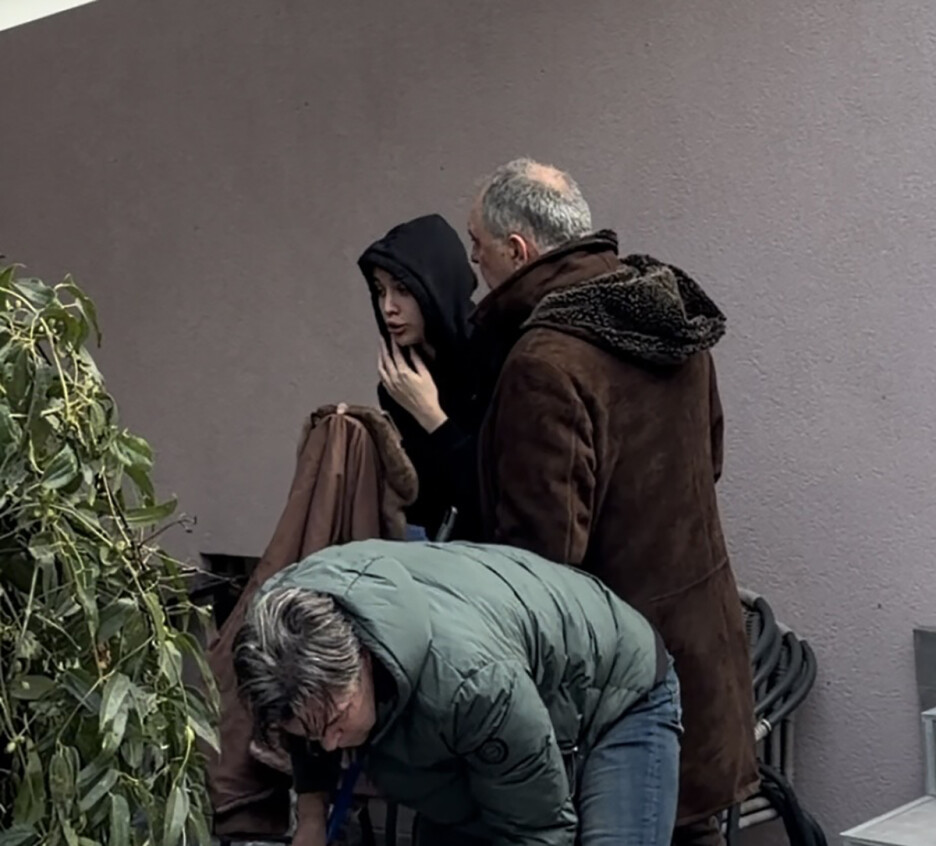 Lara Čolić snimljena je sa članovima osoblja koje je čistilo dvorište (Foto: Telegraf.rs)