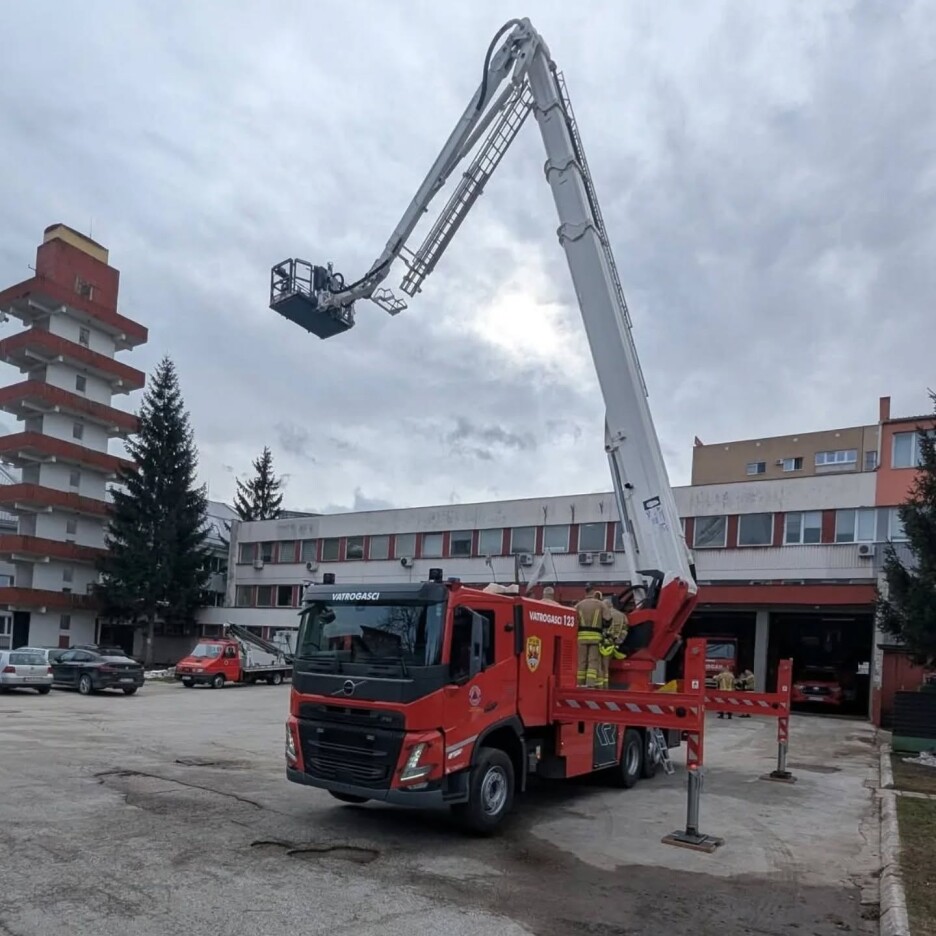 Riječ je o najmodernijoj vatrogasnoj platformi u BiH (Foto: Vlada KS)