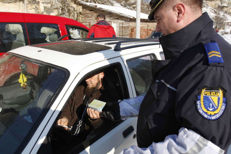 Policija kontroliše ulaske i izlaske iz Gornje Maoče jutro nakon velike akcije (Foto: EPA-EFE)