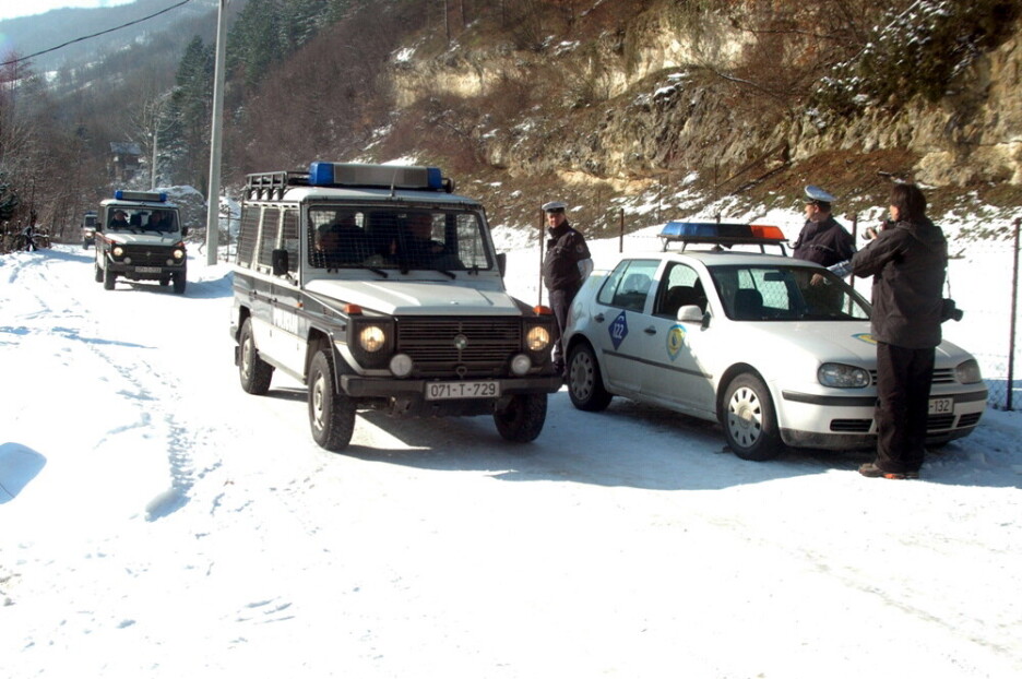 Policija kontroliše ulaske i izlaske iz Gornje Maoče jutro nakon velike akcije (Foto: EPA-EFE)