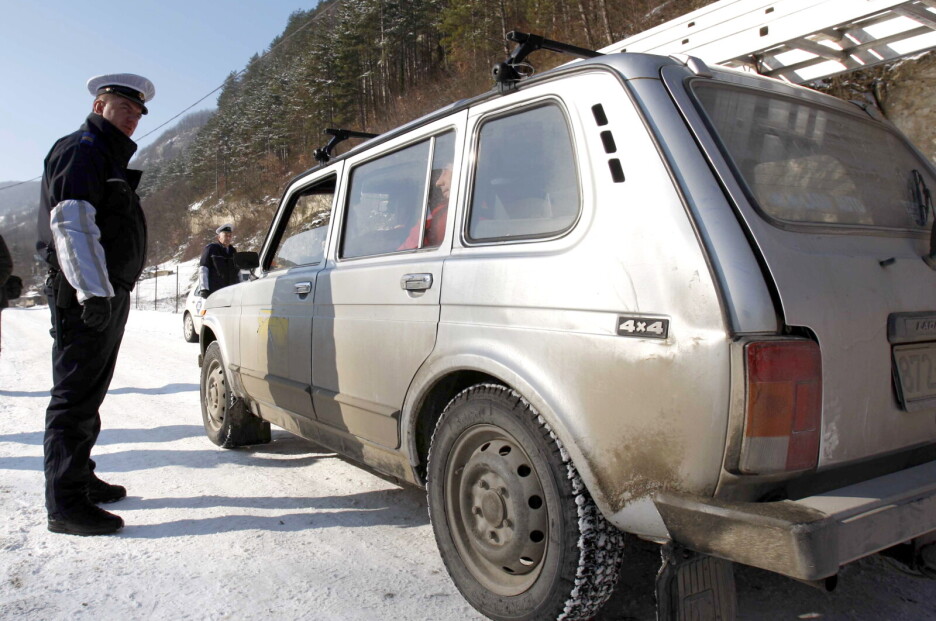 Policija kontroliše ulaske i izlaske iz Gornje Maoče jutro nakon velike akcije (Foto: EPA-EFE)