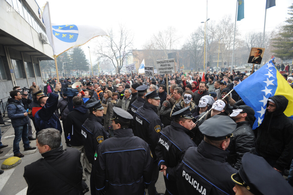 Detalj tokom demonstracija u Tuzli 2014. godine (Foto: Arhiv/Klix.ba)