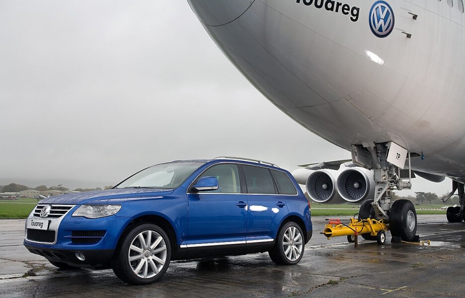 VW Touareg V10 TDI uspješno vuče Boeing 747-200 težak skoro 155 tona na pomoćnoj pisti na aerodromu u blizini Londona (Foto: Volkswagen)