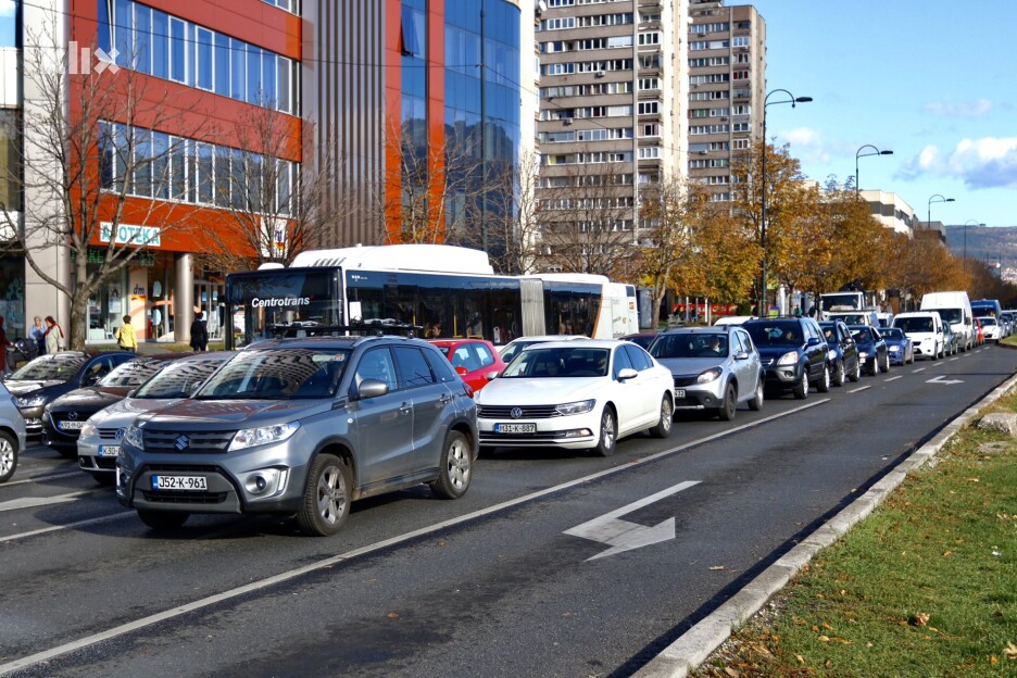 Većina saobraćaja se odvija kroz glavne ceste