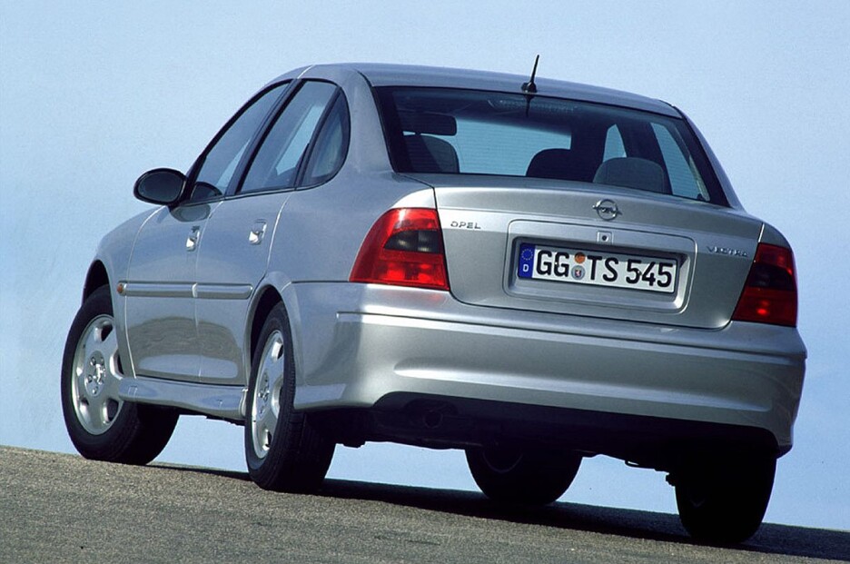 Nakon osvježenja 1999., Opel je dodao sportski trokraki volan, a od 2001. godine dolaze agresivniji branici, polukožna sportska sjedišta, 17-inčni točkovi i karbonska folija na stubovima