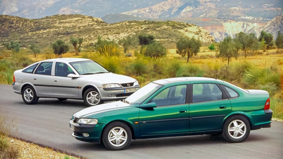 Vectra B je krenula u prodaju kao klasična četverovratna limuzina i praktični petovratni liftback